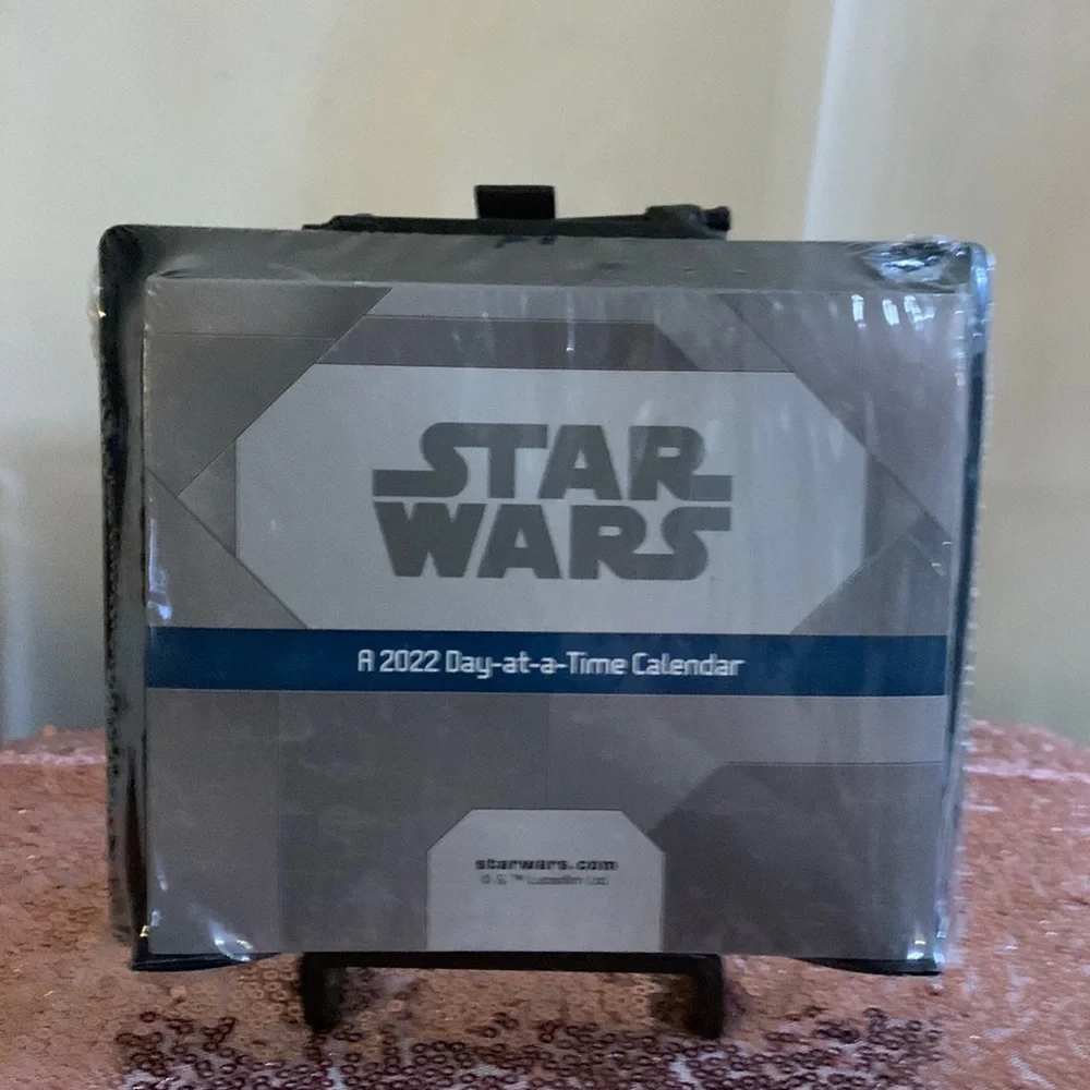 Star Wars - A 2022 Day-at-a Time Calendar on a Stand - New - Sealed